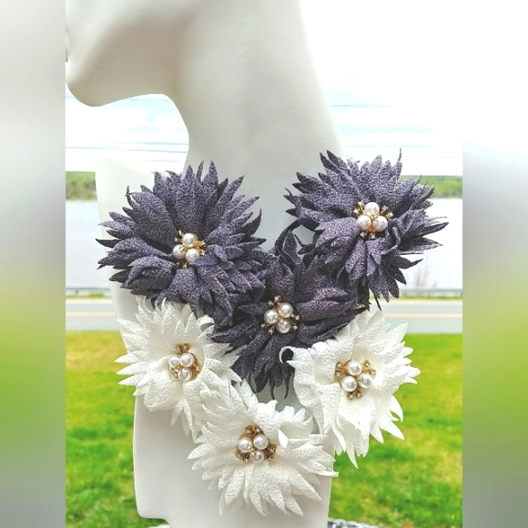 Flower petals statement necklace Grey NWT - Picture 5 of 5